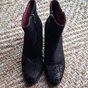 NWOT L'ARTISTE Black Leather Booties